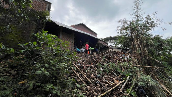 Rumah Linmas Longsor di Sukun, NasDem Kota Malang Turun Tangan Bantu Perbaikan